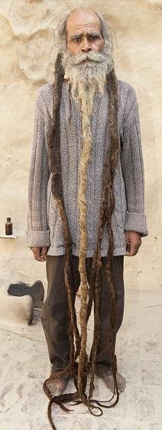 “Nhịn tắm” suốt 37 năm để “cầu” sinh con trai - 1