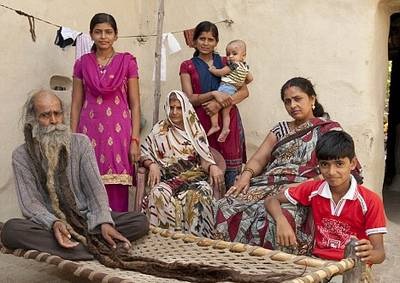 “Nhịn tắm” suốt 37 năm để “cầu” sinh con trai - 3