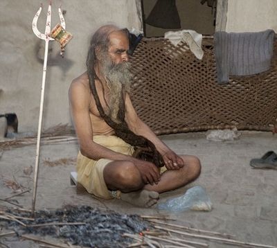 “Nhịn tắm” suốt 37 năm để “cầu” sinh con trai - 2