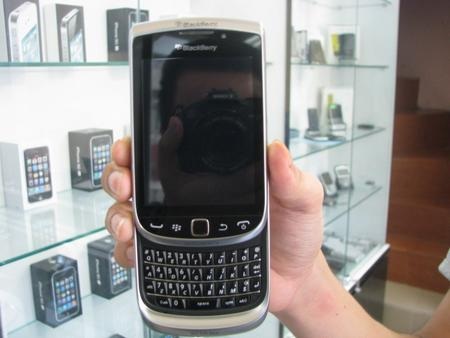 2 mẫu BlackBerry “độc” bất ngờ xuất hiện tại Việt Nam - 1 2 mẫu BlackBerry “độc” bất ngờ xuất hiện tại Việt Nam - 1