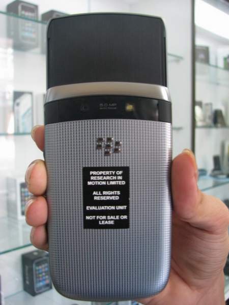 2 mẫu BlackBerry “độc” bất ngờ xuất hiện tại Việt Nam - 2 2 mẫu BlackBerry “độc” bất ngờ xuất hiện tại Việt Nam - 2