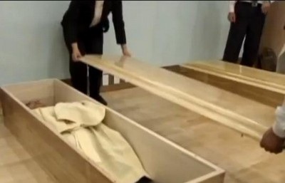 Nằm trong quan tài để tìm ý nghĩa cuộc sống - 1