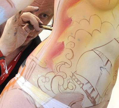 Lễ hội vẽ tranh trên cơ thể người lớn nhất thế giới - 13 Lễ hội vẽ tranh trên cơ thể người lớn nhất thế giới - 13