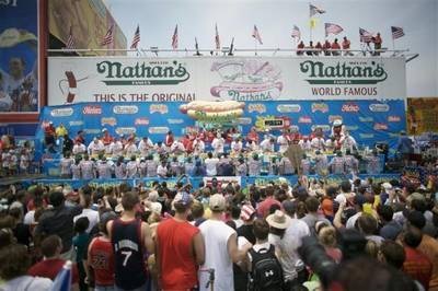 Thú vị cuộc thi ăn hot dog thường niên tại New York - 1 Thú vị cuộc thi ăn hot dog thường niên tại New York - 1
