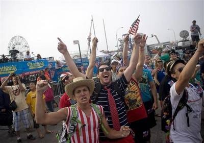 Thú vị cuộc thi ăn hot dog thường niên tại New York - 2 Thú vị cuộc thi ăn hot dog thường niên tại New York - 2