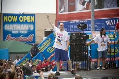 Thú vị cuộc thi ăn hot dog thường niên tại New York - 6 Thú vị cuộc thi ăn hot dog thường niên tại New York - 6