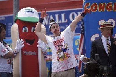 Thú vị cuộc thi ăn hot dog thường niên tại New York - 8 Thú vị cuộc thi ăn hot dog thường niên tại New York - 8