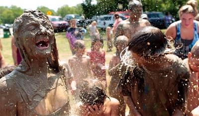 Vui nhộn lễ hội bùn thường niên tại Mỹ - 11