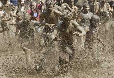 Vui nhộn lễ hội bùn thường niên tại Mỹ - 2