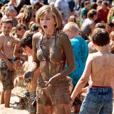 Vui nhộn lễ hội bùn thường niên tại Mỹ - 5