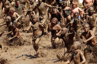 Vui nhộn lễ hội bùn thường niên tại Mỹ - 8