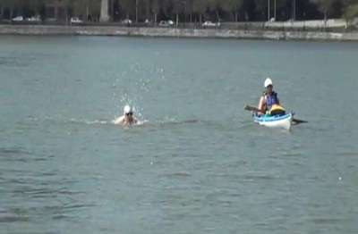 Một phụ nữ Anh lập kỷ lục bơi vòng quanh đảo Manhatan - 1