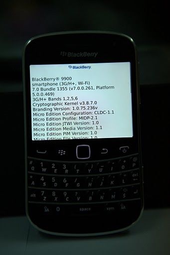 Đập hộp BlackBerry Bold 9900 đầu tiên tại Việt Nam - 11 Đập hộp BlackBerry Bold 9900 đầu tiên tại Việt Nam - 11
