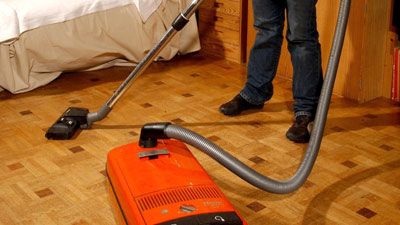 Gọi điện báo cảnh sát… vì bị bắt làm việc nhà - 1 Gọi điện báo cảnh sát… vì bị bắt làm việc nhà - 1