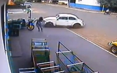 Thoát chết kì diệu sau khi bị ô tô tông - 1