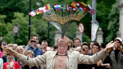 Bị bắt giữ vì biểu diễn "nuốt kiếm" trước đám đông - 1