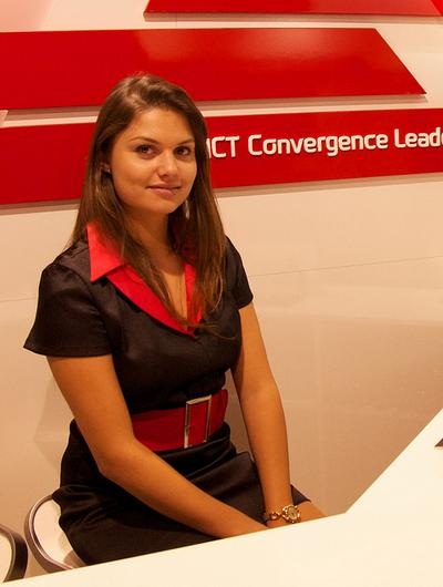 Ngắm “chân dài” khuấy động triển lãm IFA 2011 - 12