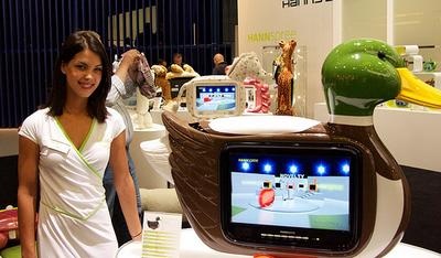 Ngắm “chân dài” khuấy động triển lãm IFA 2011 - 14