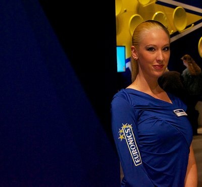 Ngắm “chân dài” khuấy động triển lãm IFA 2011 - 15