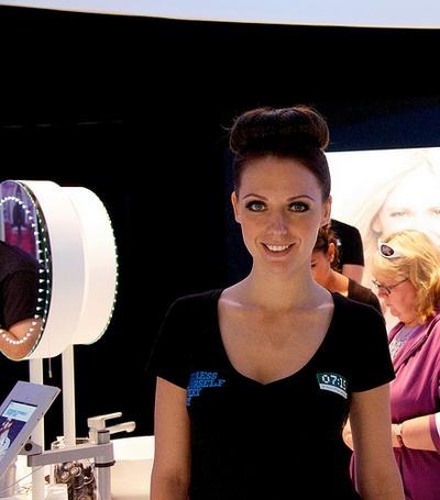 Ngắm “chân dài” khuấy động triển lãm IFA 2011 - 16