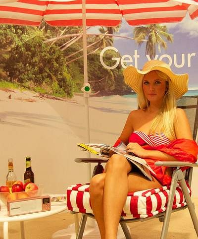 Ngắm “chân dài” khuấy động triển lãm IFA 2011 - 6