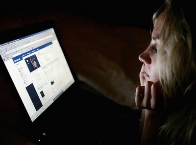 Con đăng “ảnh nóng”, bố… kiện Facebook - 2