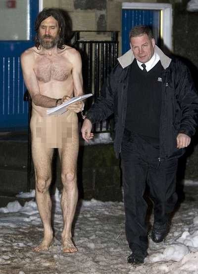 Ngồi tù vì “sở thích” khỏa thân nơi công cộng - 1