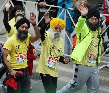 Cụ ông 100 tuổi hoàn tất 42km đường chạy ma-ra-tông - 1