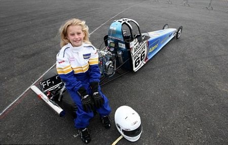 Cô bé 8 tuổi đua ô tô chuyên nghiệp - 1