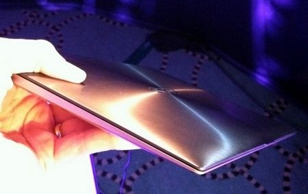 “Sờ tận tay” laptop siêu mỏng Zenbook của Asus - 2