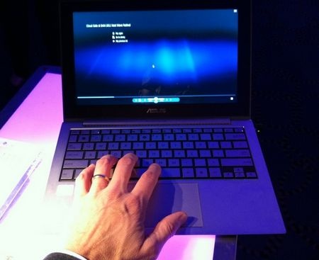 “Sờ tận tay” laptop siêu mỏng Zenbook của Asus - 6