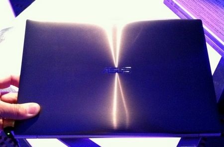 “Sờ tận tay” laptop siêu mỏng Zenbook của Asus - 3