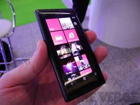 Ảnh thực tế và trải nghiệm đầu tiên của Nokia Lumia 800 - 1 Ảnh thực tế và trải nghiệm đầu tiên của Nokia Lumia 800 - 1