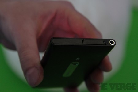 Ảnh thực tế và trải nghiệm đầu tiên của Nokia Lumia 800 - 2 Ảnh thực tế và trải nghiệm đầu tiên của Nokia Lumia 800 - 2