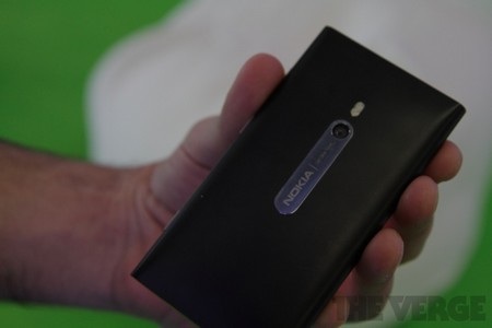 Ảnh thực tế và trải nghiệm đầu tiên của Nokia Lumia 800 - 3 Ảnh thực tế và trải nghiệm đầu tiên của Nokia Lumia 800 - 3