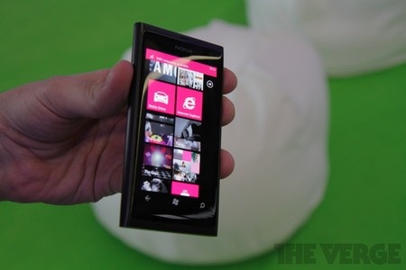 Ảnh thực tế và trải nghiệm đầu tiên của Nokia Lumia 800 - 5 Ảnh thực tế và trải nghiệm đầu tiên của Nokia Lumia 800 - 5