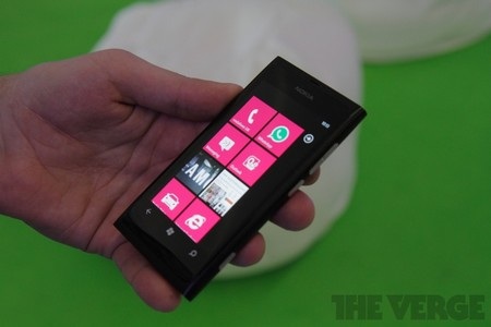 Ảnh thực tế và trải nghiệm đầu tiên của Nokia Lumia 800 - 6 Ảnh thực tế và trải nghiệm đầu tiên của Nokia Lumia 800 - 6