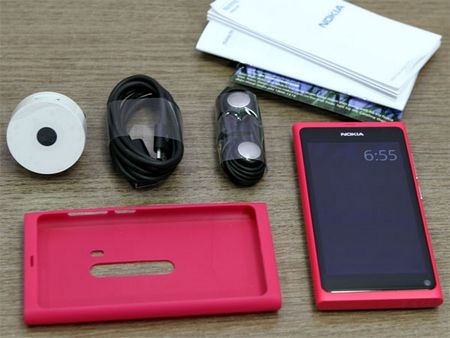 “Đập hộp” Nokia N9 chính hãng tại Việt Nam - 2 “Đập hộp” Nokia N9 chính hãng tại Việt Nam - 2