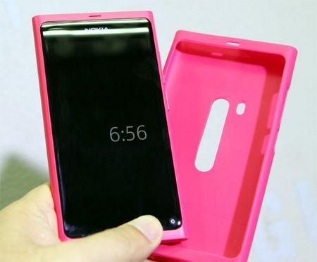 “Đập hộp” Nokia N9 chính hãng tại Việt Nam - 3 “Đập hộp” Nokia N9 chính hãng tại Việt Nam - 3