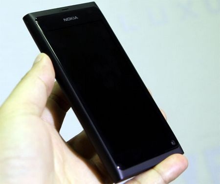 “Đập hộp” Nokia N9 chính hãng tại Việt Nam - 6 “Đập hộp” Nokia N9 chính hãng tại Việt Nam - 6