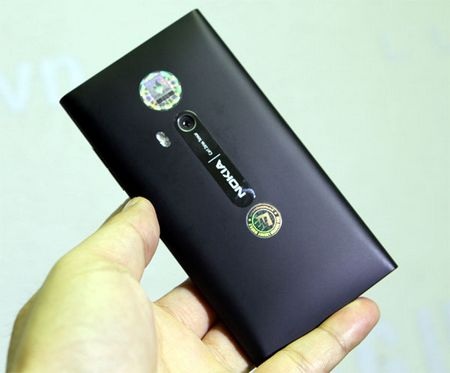 “Đập hộp” Nokia N9 chính hãng tại Việt Nam - 7 “Đập hộp” Nokia N9 chính hãng tại Việt Nam - 7