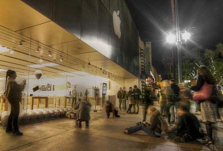 Người hâm mộ lặng buồn tưởng niệm Steve Jobs - 1