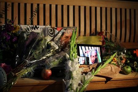 Người hâm mộ lặng buồn tưởng niệm Steve Jobs - 15