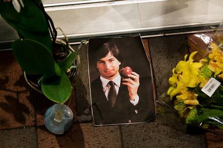 Người hâm mộ lặng buồn tưởng niệm Steve Jobs - 17