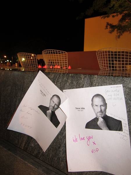 Người hâm mộ lặng buồn tưởng niệm Steve Jobs - 18