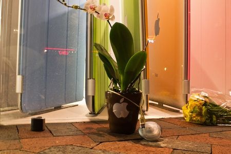 Người hâm mộ lặng buồn tưởng niệm Steve Jobs - 20