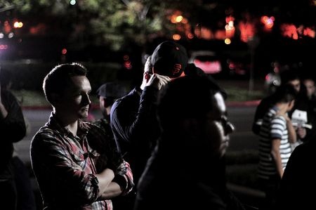 Người hâm mộ lặng buồn tưởng niệm Steve Jobs - 7