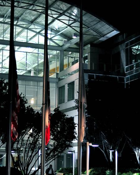 Người hâm mộ lặng buồn tưởng niệm Steve Jobs - 2