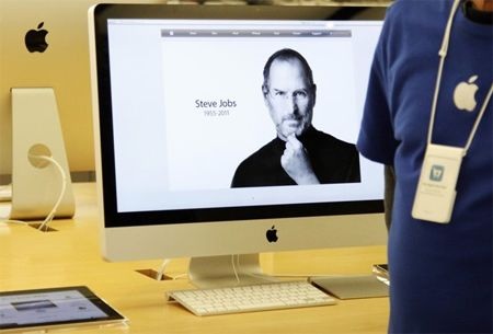 Người hâm mộ lặng buồn tưởng niệm Steve Jobs - 21