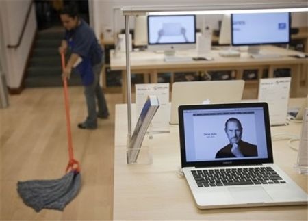 Người hâm mộ lặng buồn tưởng niệm Steve Jobs - 22